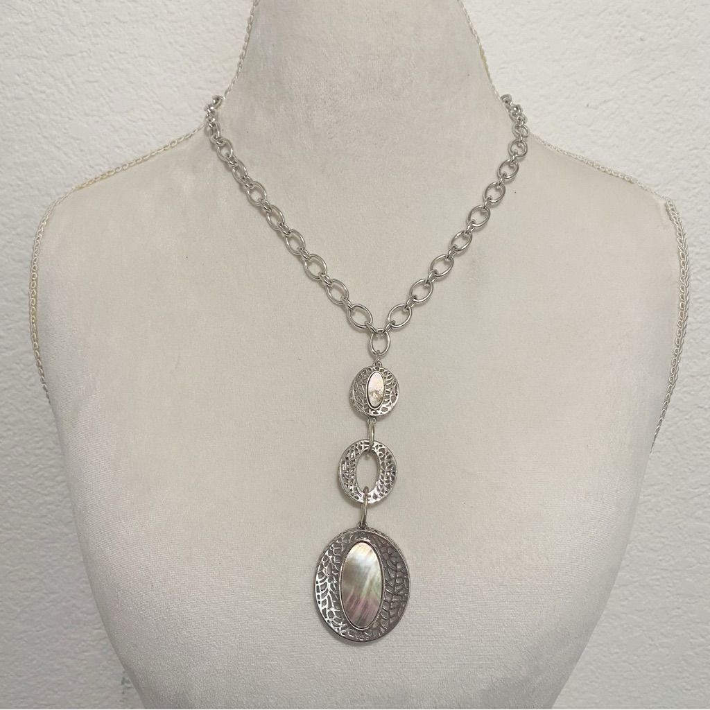 Etiene Aigner Silver Tone Pendant Shell Necklace Costume Jewelry 15$
